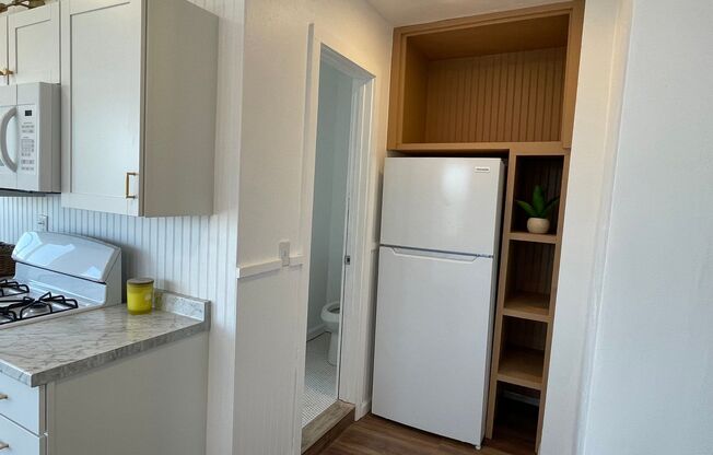$500 OFF First Month's Rent! Remodeled 1BD in Mission Hills with Views of the San Diego Bay, NO Carpet, Onsite Laundry, and Lots of Natural Light!