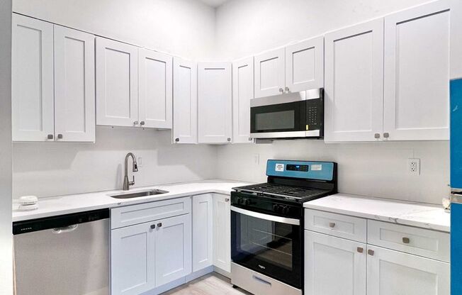 Newly Renovated 2 BR Bi-Level w/ In Unit Washer / Dryer *Now Offering One Month's Rent Free*