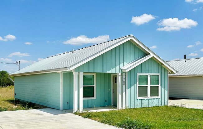 Charming Country Living with Modern Comforts!