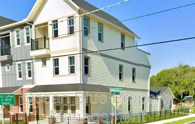 4142 N NEBRASKA AVE