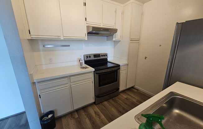 Shoreline Serenity: Modern Condo Steps from Alameda Beach