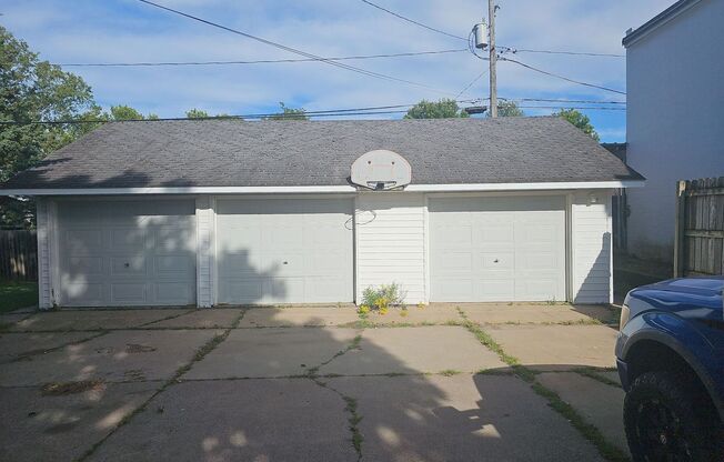 Single Family Home w/ Detached Garage