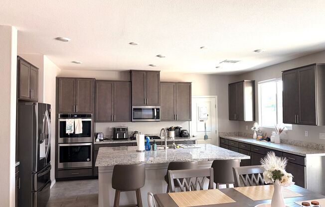 Beautiful 4 Bedroom Home in Aliante Community
