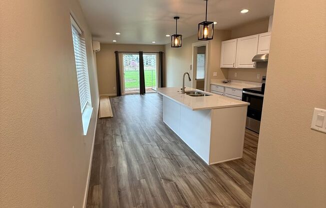 Modern Luxury 1 Bedroom with Open Kitchen & Private Yard- RENT SPECIAL