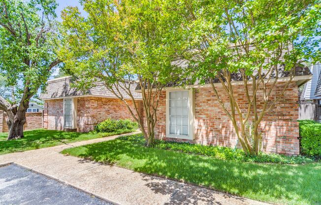 RENOVATED SINGLE-STORY ALAMO HEIGHTS CONDOMINIUM