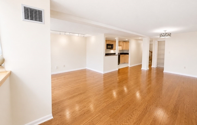 2 beds, 1.5 baths, 1,454 sqft, $2,300, Unit 204