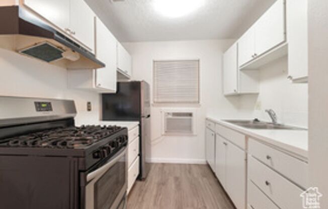 2 beds, 1 bath, $1,250