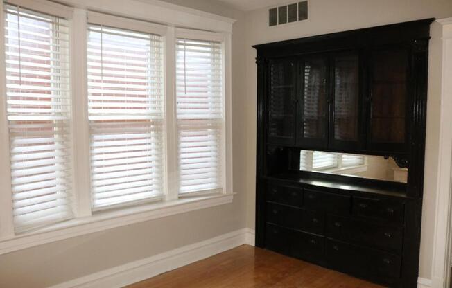 939 W 34 ST
