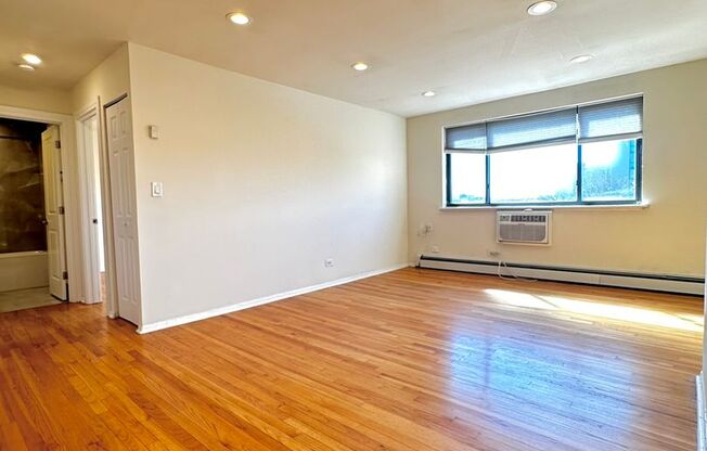 1 bed, 1 bath, 650 sqft, $1,600, Unit 6954-520