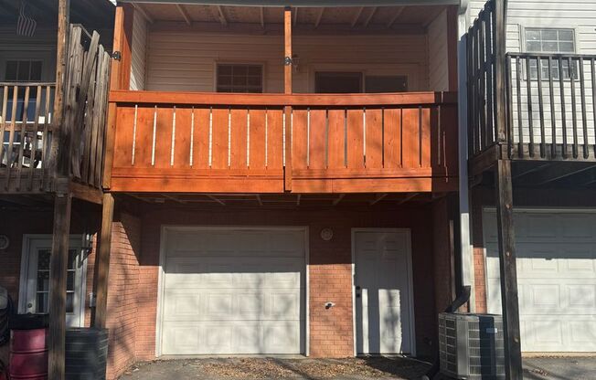 Updated Townhouse In Hunter Hills