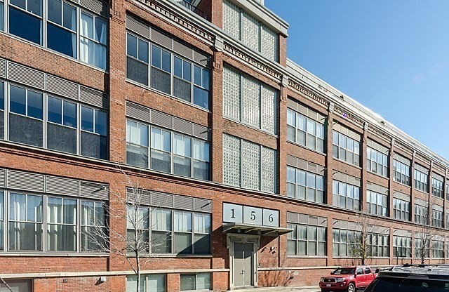 Studio, 1 bath, 989 sqft, $2,400, Unit Street