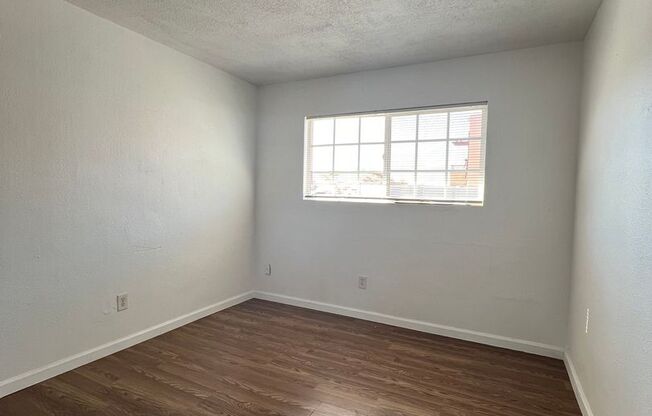 2 beds, 1 bath, 800 sqft, $1,075, Unit # 2