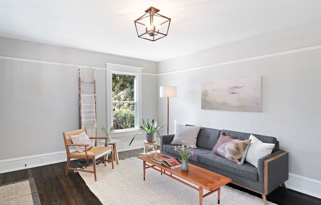 Gorgeous, updated 3-bdr Vernon bungalow w/ fenced yard—Central A/C, W/D, Walk to NE Alberta!