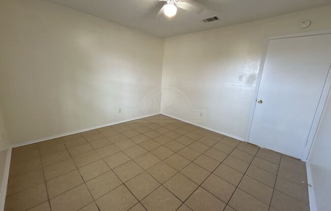 2 beds, 1 bath, $825, Unit 1906 Cedarhill Unit A