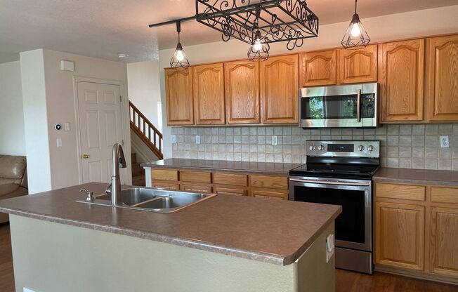FABULOUS 5 BED/4 BATH HOME IN WOLF CREEK, LONGMONT! AVAILABLE NOW!