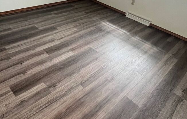 Welcome Home to this charming 2 bedroom, 1 bathroom apartment in Neenah, WI!