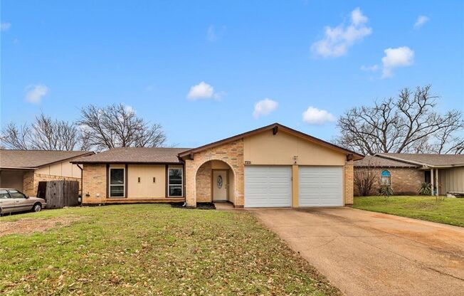 Nice 3 Bedroom, 2 Full Bath Home Located in SW Ft. Worth!