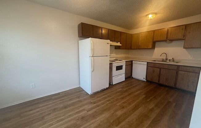 2 Bedroom 1 Bathroom Unit in Quiet Fourplex!