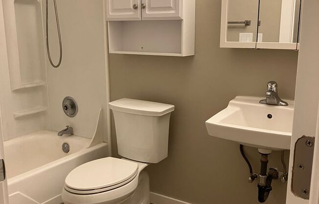 2 beds, 1 bath, 727 sqft, $1,695, Unit 23
