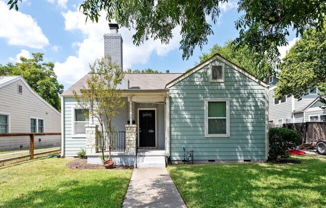 UT PRE-LEASE: 4 bed / 2 bath North Campus Home, Wood Floors, Spacious Rooms, Washer / Dryer, Backyard