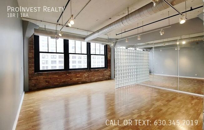 Available Now! Sprawling Sun-drenched 1Bed/1Bath Industrial Loft with Exposed Brick located in the Historic South Loop / Printers Row Chicago Neighborhood