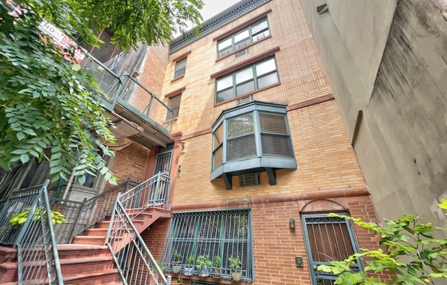 233 W 121 ST