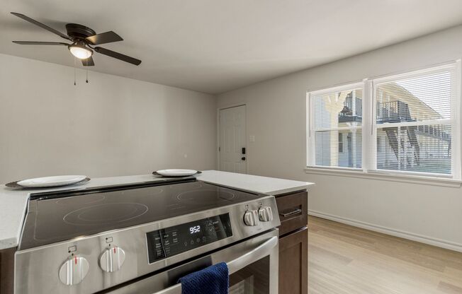 1 bed, 1 bath, 570 sqft, $950, Unit 82-102