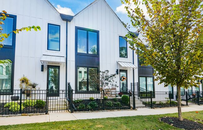 Gorgeous Townhome! - Walk to downtown Woodstock