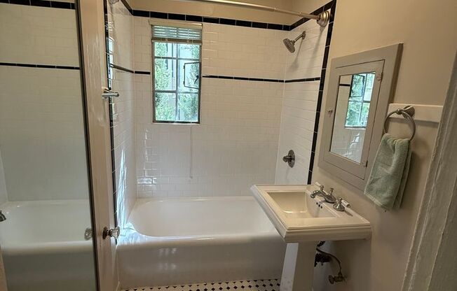 Studio, 1 bath, 425 sqft, $1,425, Unit 18