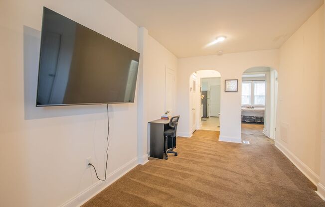 1 bed, 1 bath, $1,300, Unit (Unit 4)