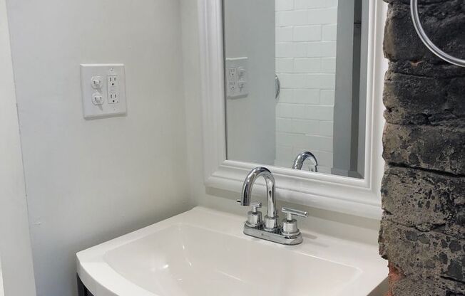 Studio, 1 bath, 420 sqft, $1,325, Unit 11