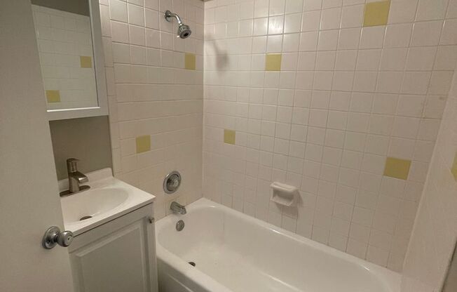 1 bed, 1 bath, 415 sqft, $1,395, Unit 32