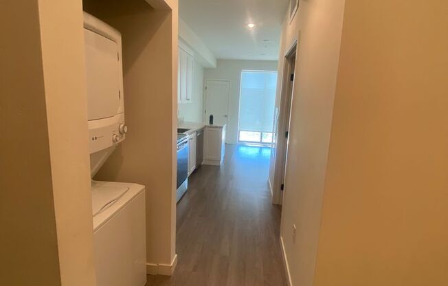 Studio, 1 bath, 436 sqft, $2,595, Unit Unit 303