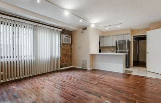 713 W DIVERSEY PKWY