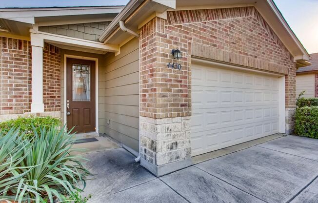 AVAILABLE NOW this 3BR/2Bath 1-story in the Fox Grove sudivision of San Antonio