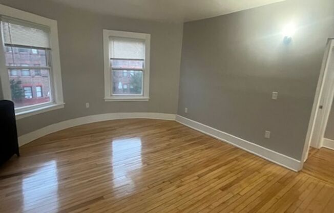 4 beds, 1 bath, $2,000, Unit 155 Belmont Unit #2R