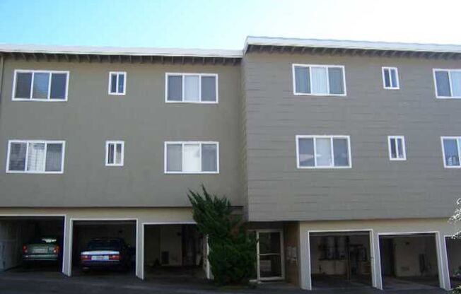 103 (44 Crestline)