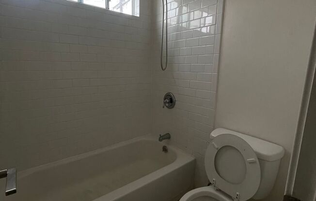 2 beds, 1 bath, $1,900, Unit 4