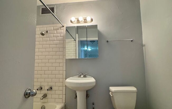 2 beds, 1 bath, $1,850, Unit 302