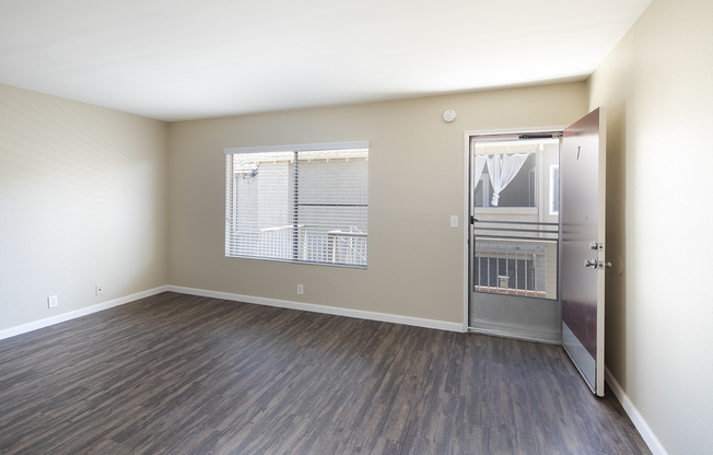 Beautiful 1b/1ba Top Floor End Unit in Normal Heights with Parking!