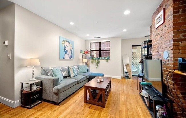 95 Gainsborough St 102