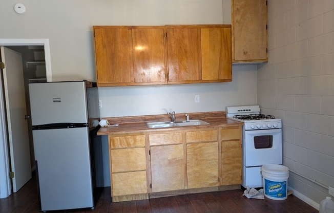 2100 E CORSON