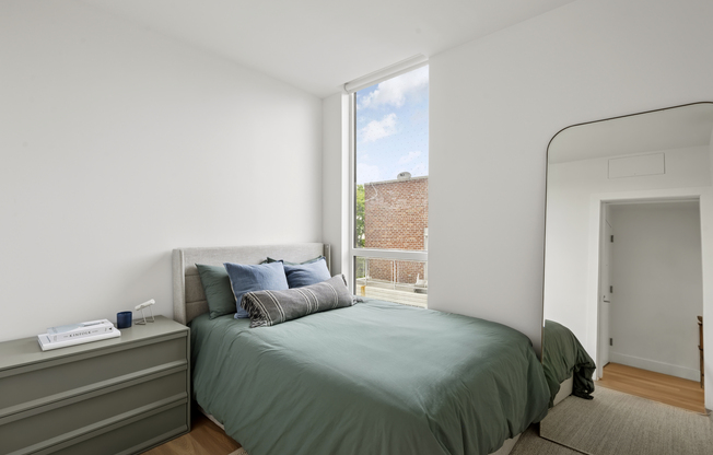 2 beds, 1 bath, $3,500, Unit 3E