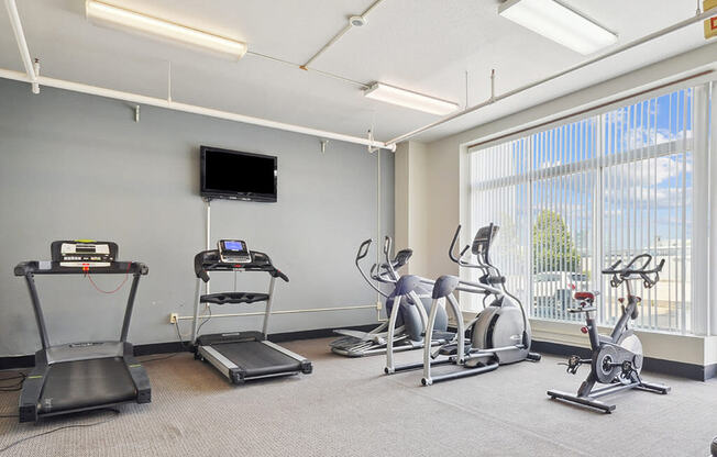 the gym at the landing at pullman apartments in pullman