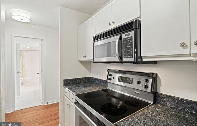 Gorgeous and Airy 1bd/1ba in Glover Park with parking and a balcony!