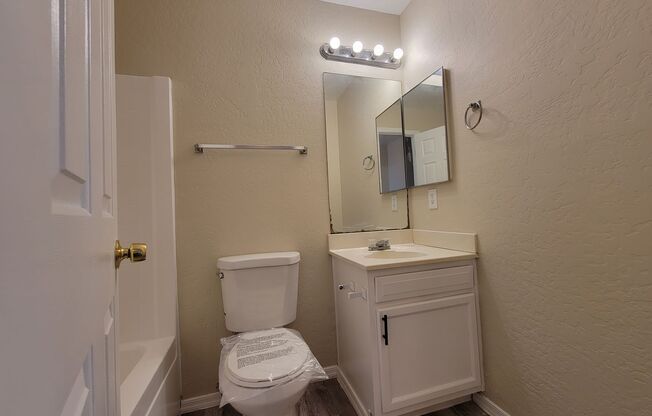 3 beds, 2 baths, $1,595, Unit UNIT C