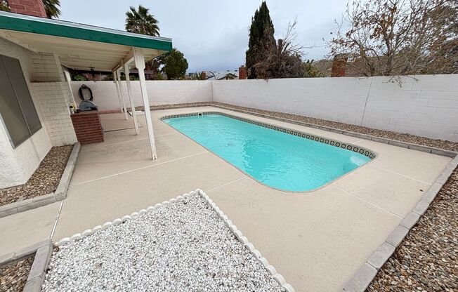 Beautiful 3BED/2BATH Townhome located in Spring Valley w/ Private Pool