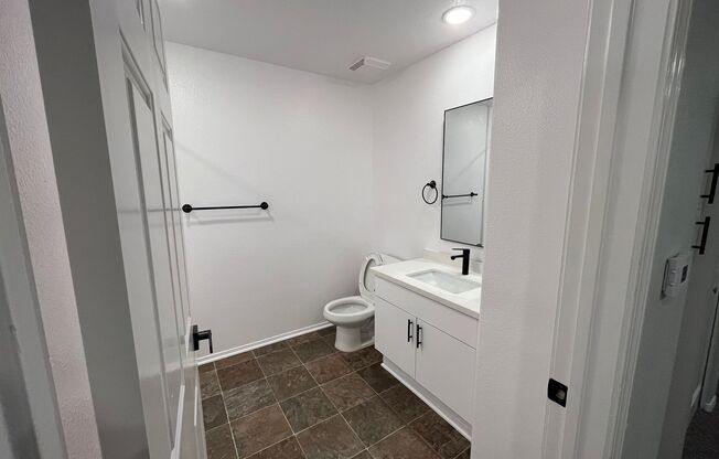 Studio, 1 bath, 700 sqft, $2,448, Unit 105