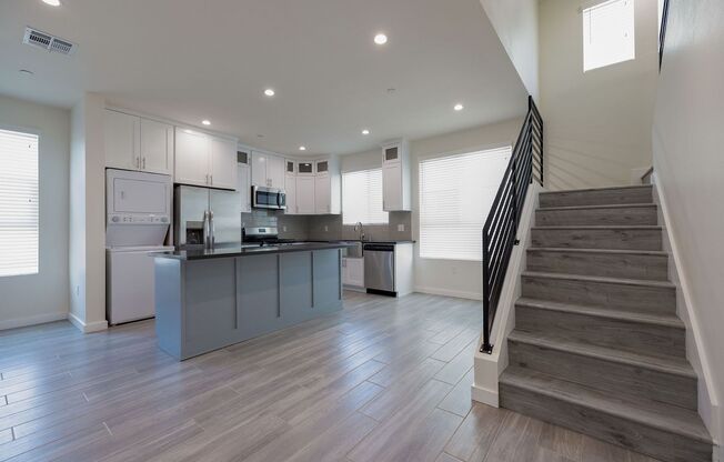 1128 W 39th St