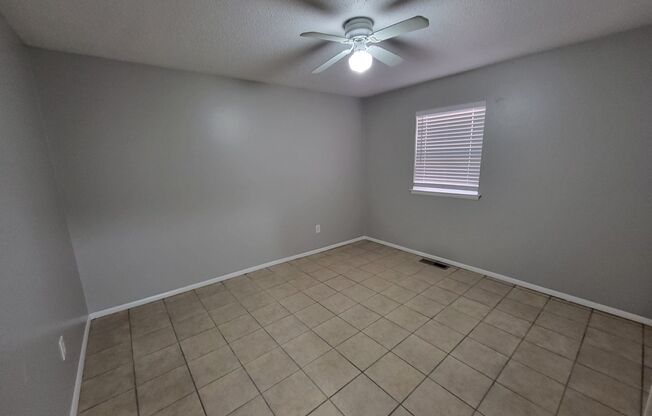 2 beds, 1 bath, $1,100, Unit 4